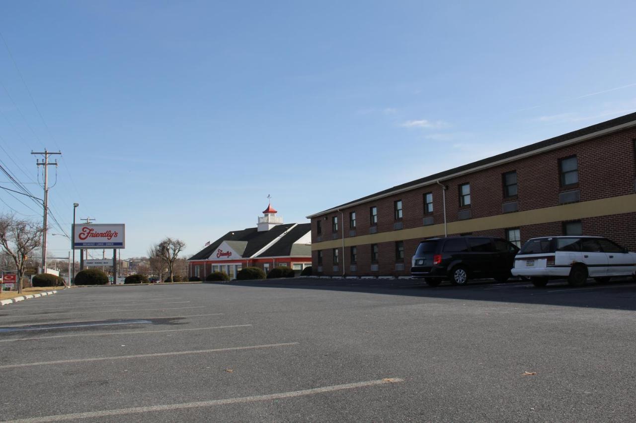 Budget Host Inn Fertility Exterior photo